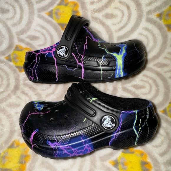lightning bolt rainbow fuzz lined black toddler crocs 7c summer spring boy girl - Picture 3 of 6